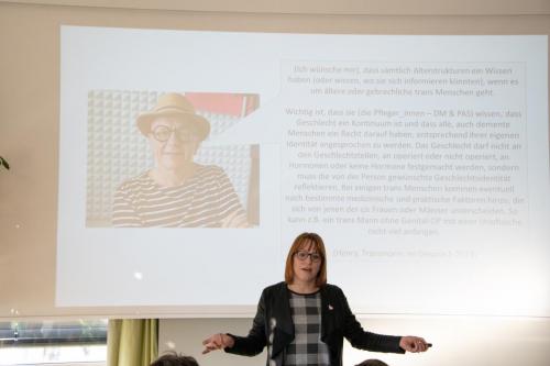 04 queerAltern Caring-Community-Workshop-2019 Gastreferentin-Dr-Dana-Mahr ©S.Meier gestaltungskiosk.ch