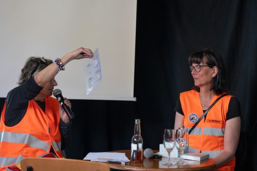 13 queerSalon-25 Barbara-Bosshard-mit-Nadia-Huerlimann © Sandra-Meier-gestaltungskiosk.ch-10