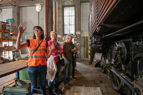 27 queerSalon-25 Besichtigung-mit-Nadia-Huerlimann © Sandra-Meier-gestaltungskiosk.ch-15